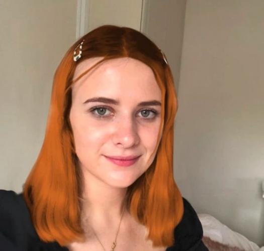 Девушка создала 4 анкеты в Tinder с разным цветом волос.