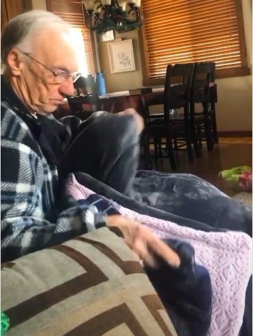 Дедуля не сдержал слёз, когда получил в подарок одеяло. Но оно очень необычное и никого не оставит равнодушным