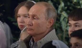 Владимир Путин сходил в храм, но люди обсуждают не его грустный вид. Им куда интереснее кардиган президента
