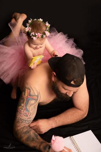 Мужчина надел балетную пачку на фотосет с дочкой. Но милота не долго будет её радовать, ведь он задумал шантаж