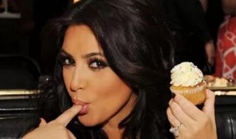 Люди узнали, как Ким Кардашьян ест наггетсы, и решили — это ошибка. Но всё верно, и у неё даже есть союзники