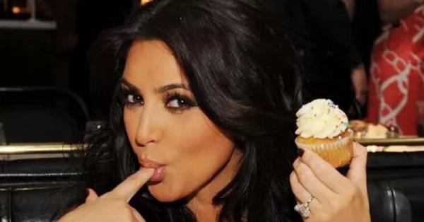 Люди узнали, как Ким Кардашьян ест наггетсы, и решили: это ошибка. Но всё верно, и у неё даже есть союзники
