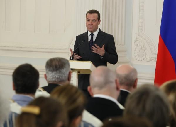 Дмитрий Медведев поздравил журналистов со старым Новым годом цитатой Чехова. В Сети выбор одобрили и приуныли