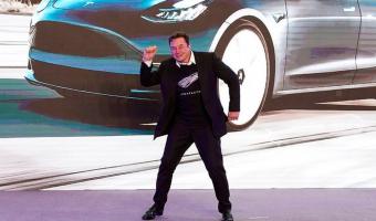 Илон Маск станцевал как батя на мероприятии Tesla. И у видео — все шансы обогнать мем с маракасами