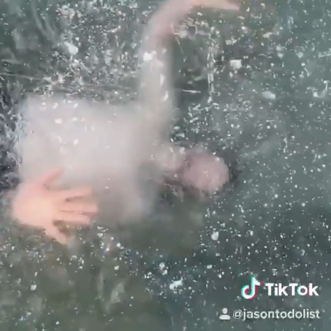 Видео утонувший девушки