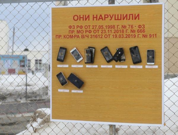 В Елани телефоны солдат прибили гвоздями к доске. Ими нельзя пользоваться в военной части (и уже не получится)
