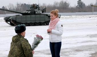 Букет роз, обручальное кольцо и 16 танков. Лейтенант так позвал девушку замуж, что она не смогла отказать