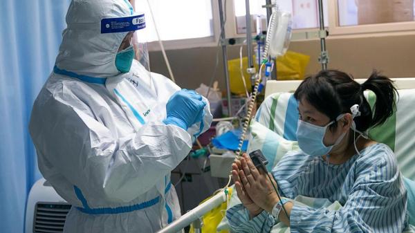 Количество умерших от коронавируса рекордно выросло в Китае.