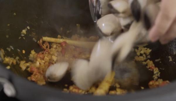 Фонд дикой природы показал, как готовить еду с тёртым пластиком. И это не безумие, а призыв к важной проблеме