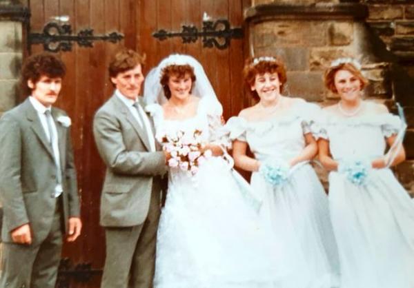 Воры ранили дядю невесты ножом и украли её свадебные фото. Но спустя 35 лет история получила свой хэппи-энд