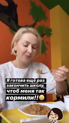 Блогерша пришла в восторг от еды в обычной школе Москвы. Вот только школа непростая, и дама в столице не живёт