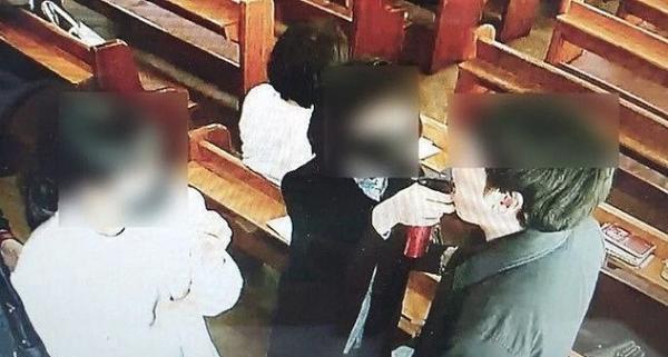 В церкви Южной Кореи люди заразились от общей бутылки воды. Но РПЦ продолжит причастия - Covid утопят в вине