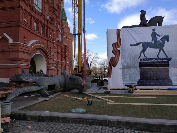 Возле Кремля один памятник Жукову вдруг сменился на другой. Власти не в курсе, а история похожа на детектив