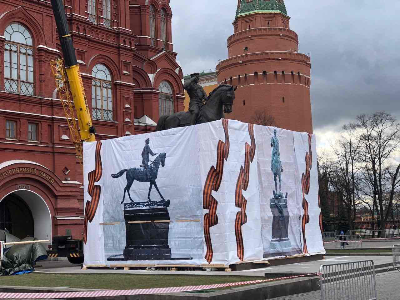 Какие памятники показать гостям москвы