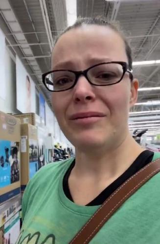 Видео с плачущей в магазине матерью растрогало людей. И это лучший аргумент паникёрам, скупающим все товары