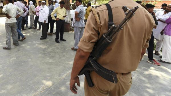 В Индии ввели тотальный карантин на 21 день. И полицейские бьют палками тех, кто решил ослушаться