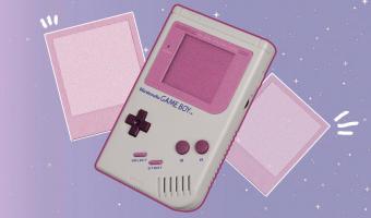 Парень достал старый Game Boy, а там — приветы из прошлого. С пиксельных фото на него смотрели друзья детства