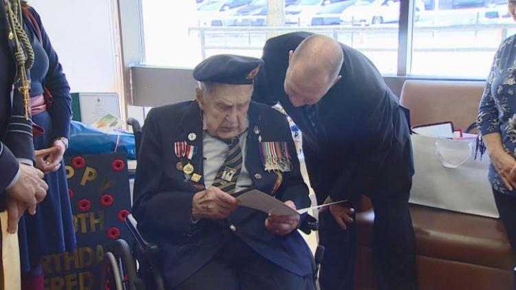 Ветерану исполнилось 100 лет, и он попросил людей о самом малом. А в ответ получил больше 90 тысяч подарков