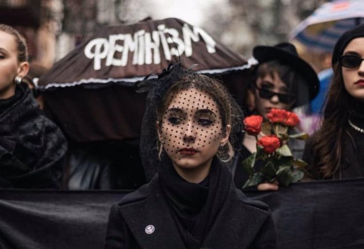 На Марш женщин принесли гроб с феминизмом. И люди пришли в восторг - пока не поняли, что эти похороны не шутка