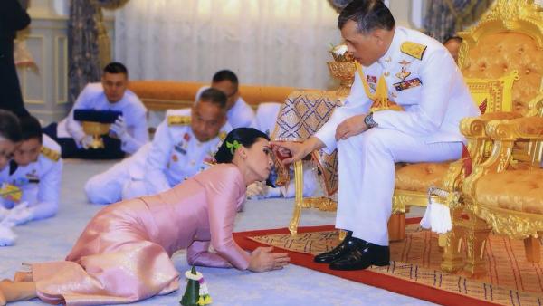 Король Таиланда устроил царский карантин с отелем и наложницами, но люди не оценили. Не заслужил - решили они