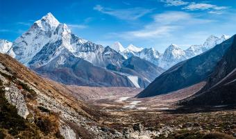 «Не думал, что это возможно». В Индии впервые за 30 лет из окон видны Гималаи — и фото с ними завораживают