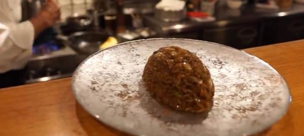 Люди увидели, как готовится японский омлет, и не поверили глазам. Такую мерзость есть невозможно, решили они