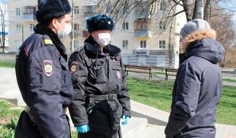 Видео с полицейским из Краснодара расходится по Сети. Он решил, что пистолет — лучшая профилактика COVID-19