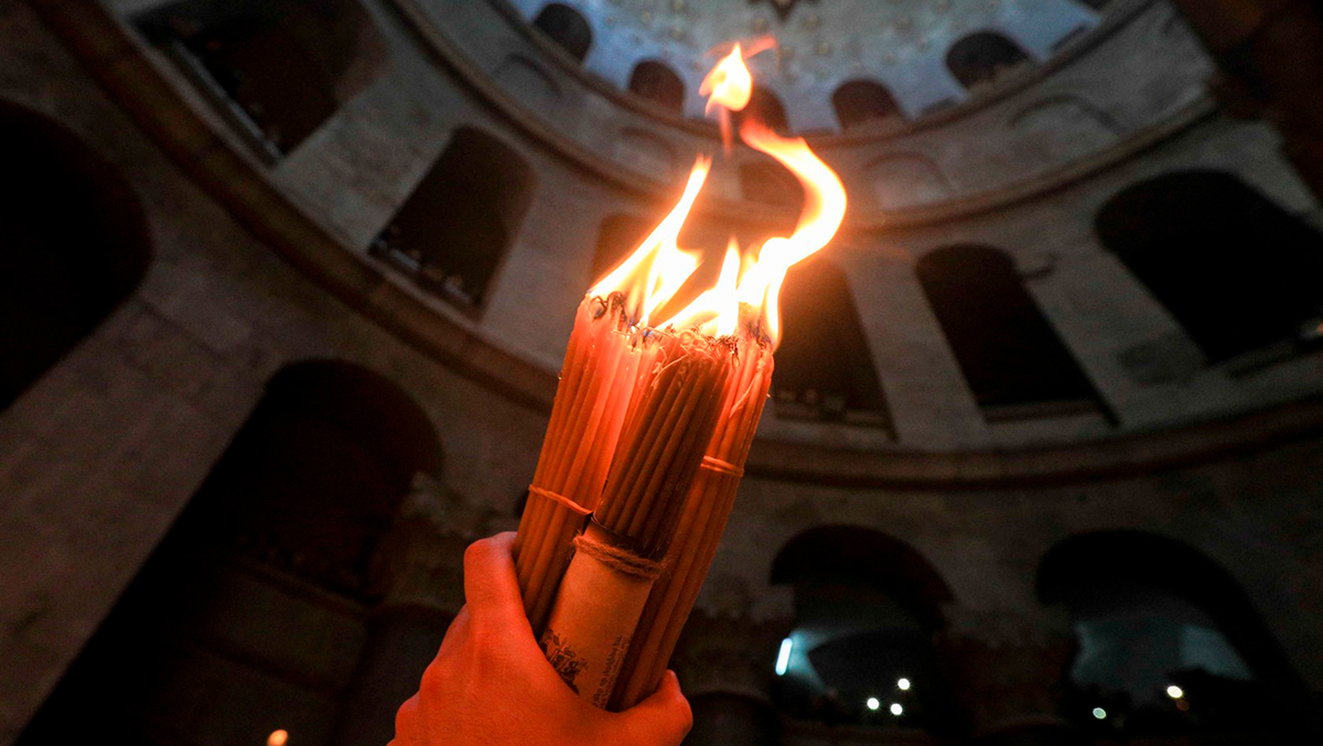 Конец света отменяется — в Иерусалиме сошёл Благодатный огонь. И кадры его передачи напоминают шпионский фильм