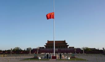 Как в Китае простились с жертвами COVID-19. «Мучеников» проводили самой громкой минутой молчания