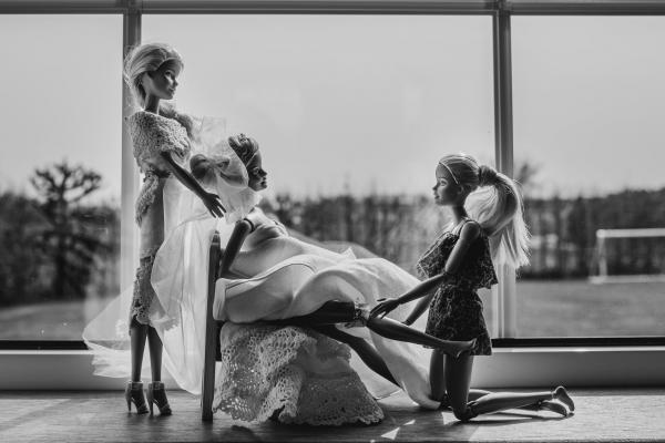 Фотограф решила устроить свадебную фотосессию куклам, но в итоге запечатлела целую драму.