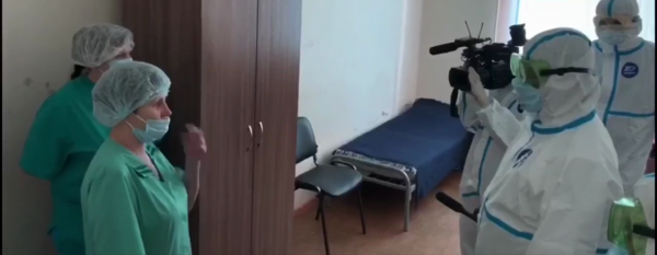 В Пскове чиновники в полной защите посетили больных COVID-19. А медикам на видео оставили простые маски
