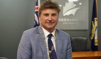 Австралийский мэр схлопотал штраф за нарушение карантина. Его застукали с банкой пива на «деловой встрече»