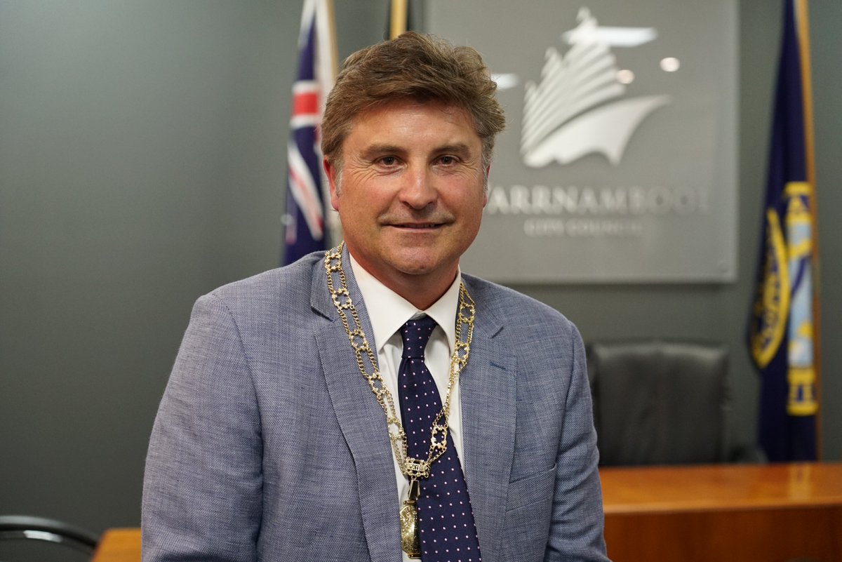 Австралийский мэр схлопотал штраф в тысячу долларов. Его застукали нарушающим карантин с банкой пива