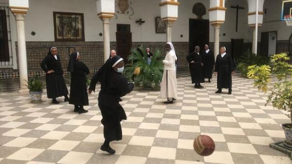Испанские монахини показали, как играют в баскетбол. И им могут позавидовать даже профессиональные спортсмены