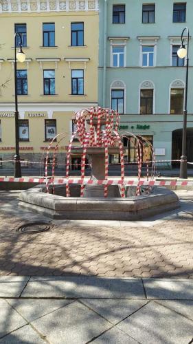 Сезон фонтанов в Питере отложили. И коммунальщики решили превратить фонтан в памятник карантину