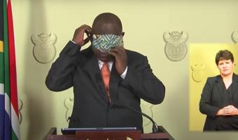Президент ЮАР попытался надеть маску во время обращения к гражданам. Но нет, он не понял, как это работает