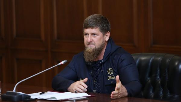 Что за пятно на лбу у Рамзана Кадырова? Судя по всему, глава Чечни решился на лечебное кровопускание