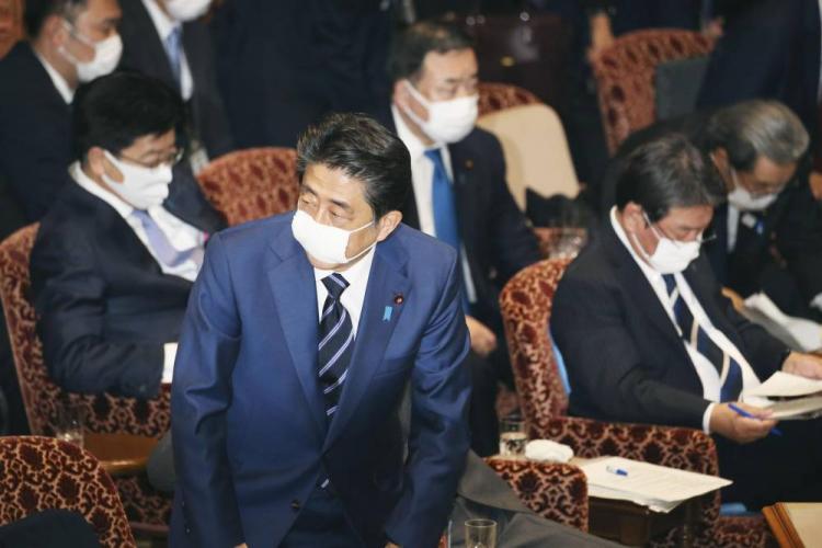 Японцам раздают по две маски на семью. И люди уверены, что власти действуют не по канону аниме и манги