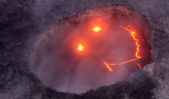 В Индонезии проснулся вулкан Анак-Кракатау. И видео извержения напоминает — 2020 год легендарен