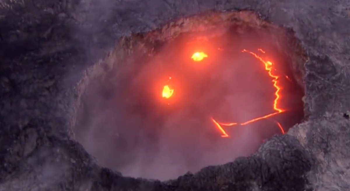 В Индонезии проснулся вулкан Анак-Кракатау. И видео извержения напоминает - 2020 год легендарен