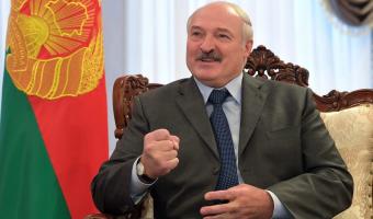 Лукашенко устроил субботник и посадил сосны в Чернобыле. Видео такое, будто о пандемии в Белоруссии не слышали