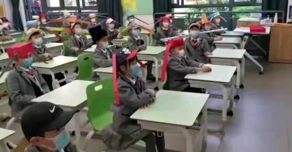 Китайские детишки вернулись в школы после карантина, но к такому будущему явно не были готовы.