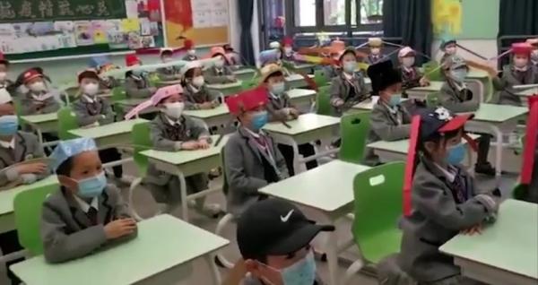 Китайские детишки вернулись в школы после карантина, но к такому будущему явно не были готовы.