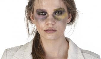 Тиктокерша показала последствия абьюза с помощью макияжа. Но принесла людям больше вреда, чем пользы