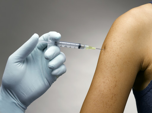 Авторы исследований по БЦЖ верят, что вакцина поможет с COVID-19. Но признают - полагаться лишь на неё нельзя