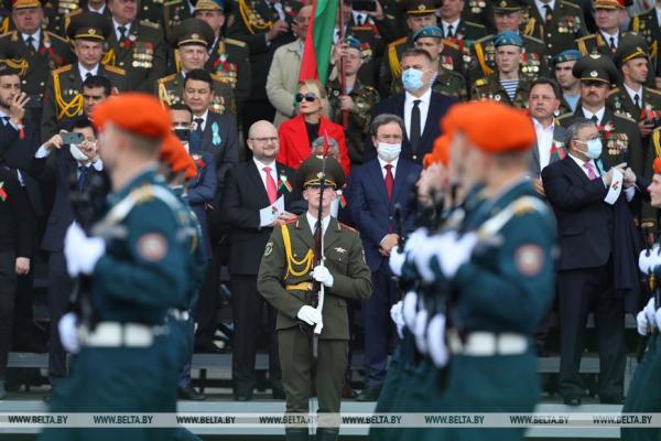 Парад Победы в Минске прошёл с размахом. И, судя по фото ветеранов, не один Лукашенко не боится коронавируса