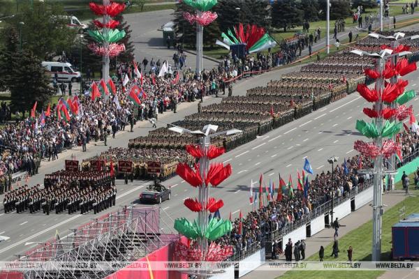 Парад Победы в Минске прошёл с размахом. И, судя по фото ветеранов, не один Лукашенко не боится коронавируса