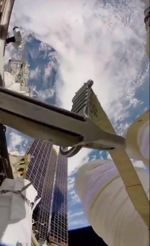 NASA показало, как космонавт плавает в открытом космосе, и людям страшно. Ведь земля на видео и правда плоская