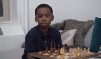 Бездомный мальчик в 8 лет стал легендой шахмат, но путь был сложен. Зато теперь его семья живёт, как в сказке