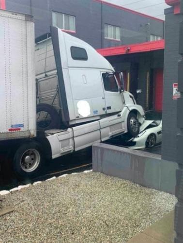 Водитель грузовика эпично отомстил боссу, зажавшему зарплату. Вид расплющенной Ferrari заставил плакать всех